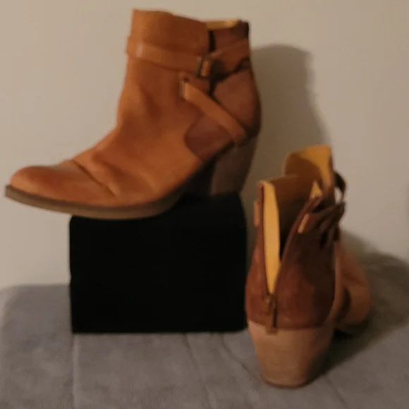 Korks Rohit Strap Bootie - Picture 3 of 6